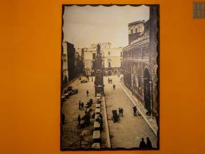 ...sulle quali sono affissi quadretti che riproducono vecchie foto di Bitonto